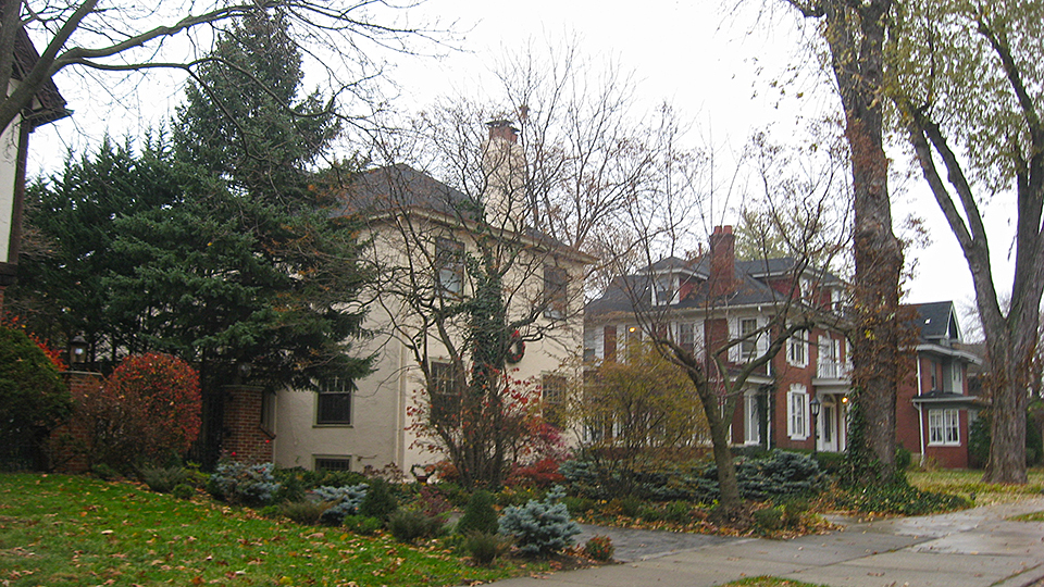 Houses on the northern side of Glendale Parkway